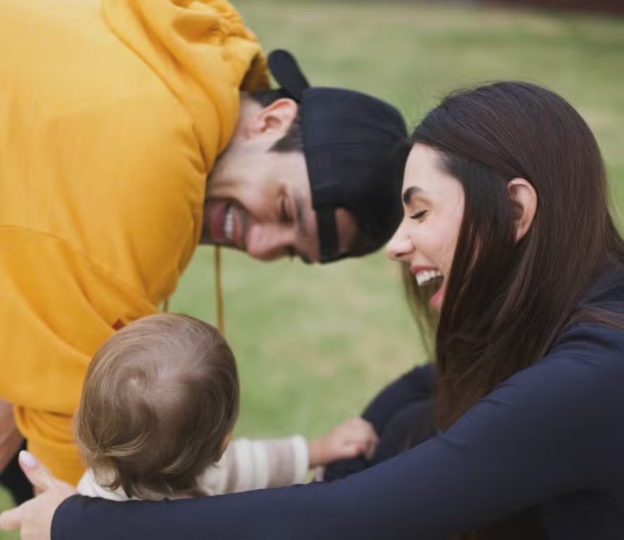 Jade Magalhães compartilha registro raro em família com Luan Santana e a filha, Serena