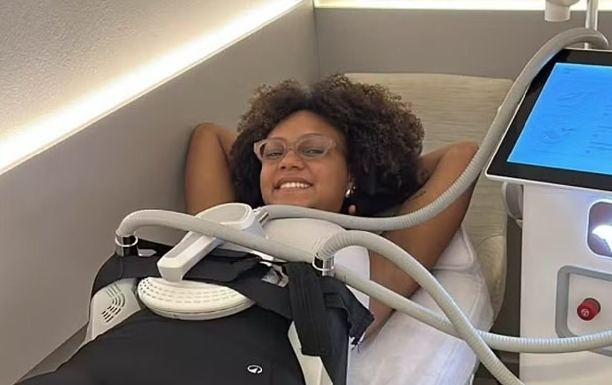 Aos 30 anos, ex-BBB Jessi Alves inicia tratamento para escapes de urina.