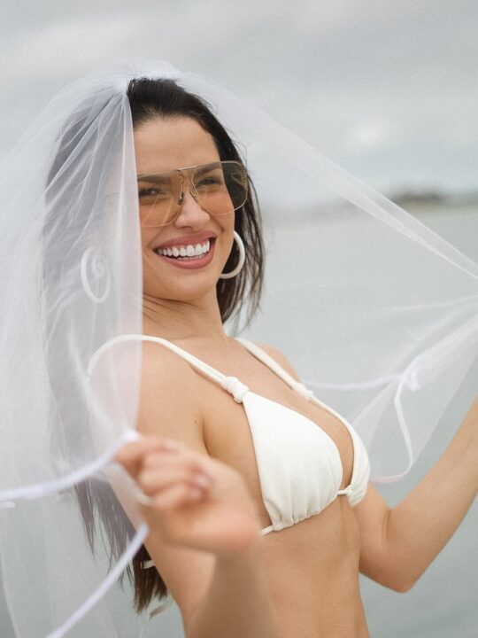 De véu e look branco, Juliette abre álbum da despedida de solteira com amigos