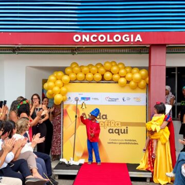 Baiano completa 6 anos e recebe última quimioterapia durante desfile promovido pelo Martagão Gesteira