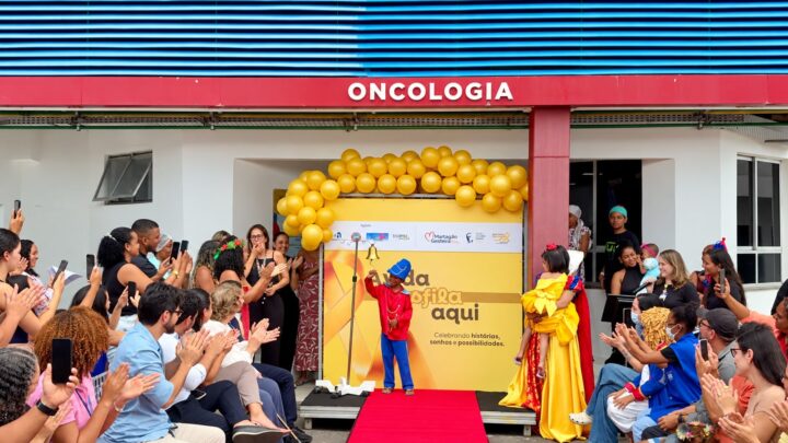 Baiano completa 6 anos e recebe última quimioterapia durante desfile promovido pelo Martagão Gesteira