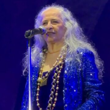 Maria Bethânia declara voto para presidente durante show em festival