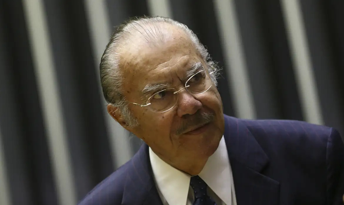 Aos 96 anos, José Sarney segue internado para tratar pneumonia; hospital atualiza estado de saúde