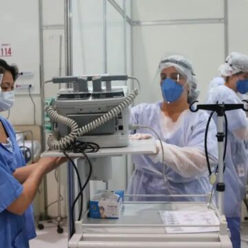 Estudo aponta que metade dos médicos brasileiros que trabalham em UTI passam por estresse emocional ou burnout