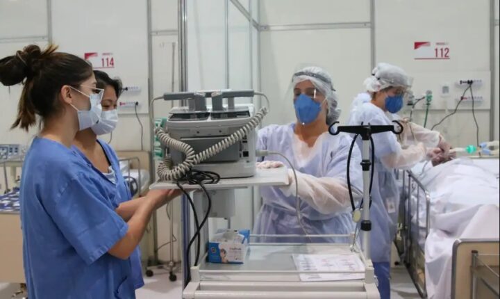 Estudo aponta que metade dos médicos brasileiros que trabalham em UTI passam por estresse emocional ou burnout