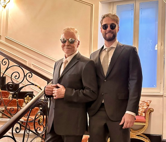 Miguel Falabella e namorado exibem look para casamento de amigos em Roma