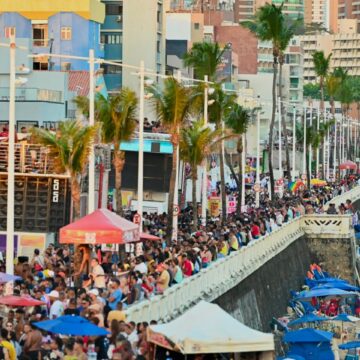 Parada do Orgulho LGBT+ reúne milhares de pessoas na Barra e anuncia novo formato para 2027
