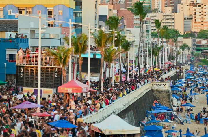 Parada do Orgulho LGBT+ reúne milhares de pessoas na Barra e anuncia novo formato para 2027