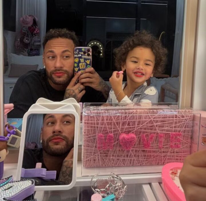 Neymar Jr. aparece maquiado em brincadeira com a filha: ‘Minha masculinidade diminuiu’