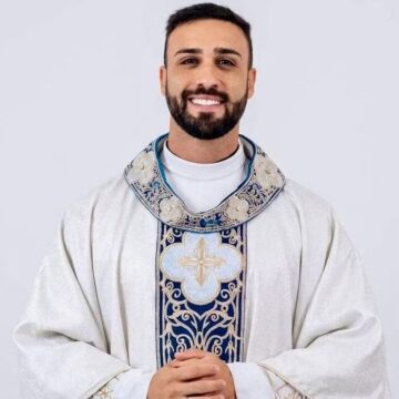 Padre chama atenção nas redes por aparência, e vídeo de paróquia em MG passa de 350 mil visualizações