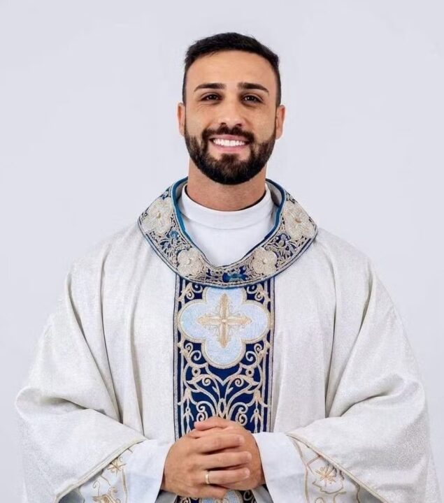 Padre chama atenção nas redes por aparência, e vídeo de paróquia em MG passa de 350 mil visualizações