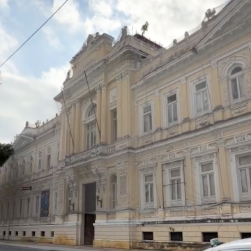 Fim da poluição visual: fiação em frente ao palácio que será sede do CCBB Salvador é aterrada