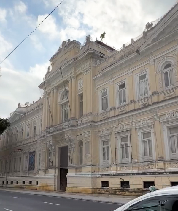 Fim da poluição visual: fiação em frente ao palácio que será sede do CCBB Salvador é aterrada