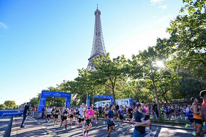 Paris-Versailles reúne 25 mil corredores em corrida entre a Torre Eiffel e o Castelo de Versalhes