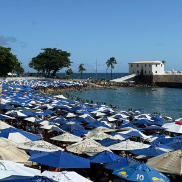 Com sensação térmica acima dos 30º C, banhistas lotam praia do Porto da Barra