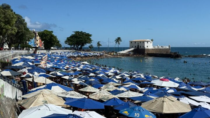 Com sensação térmica acima dos 30º C, banhistas lotam praia do Porto da Barra