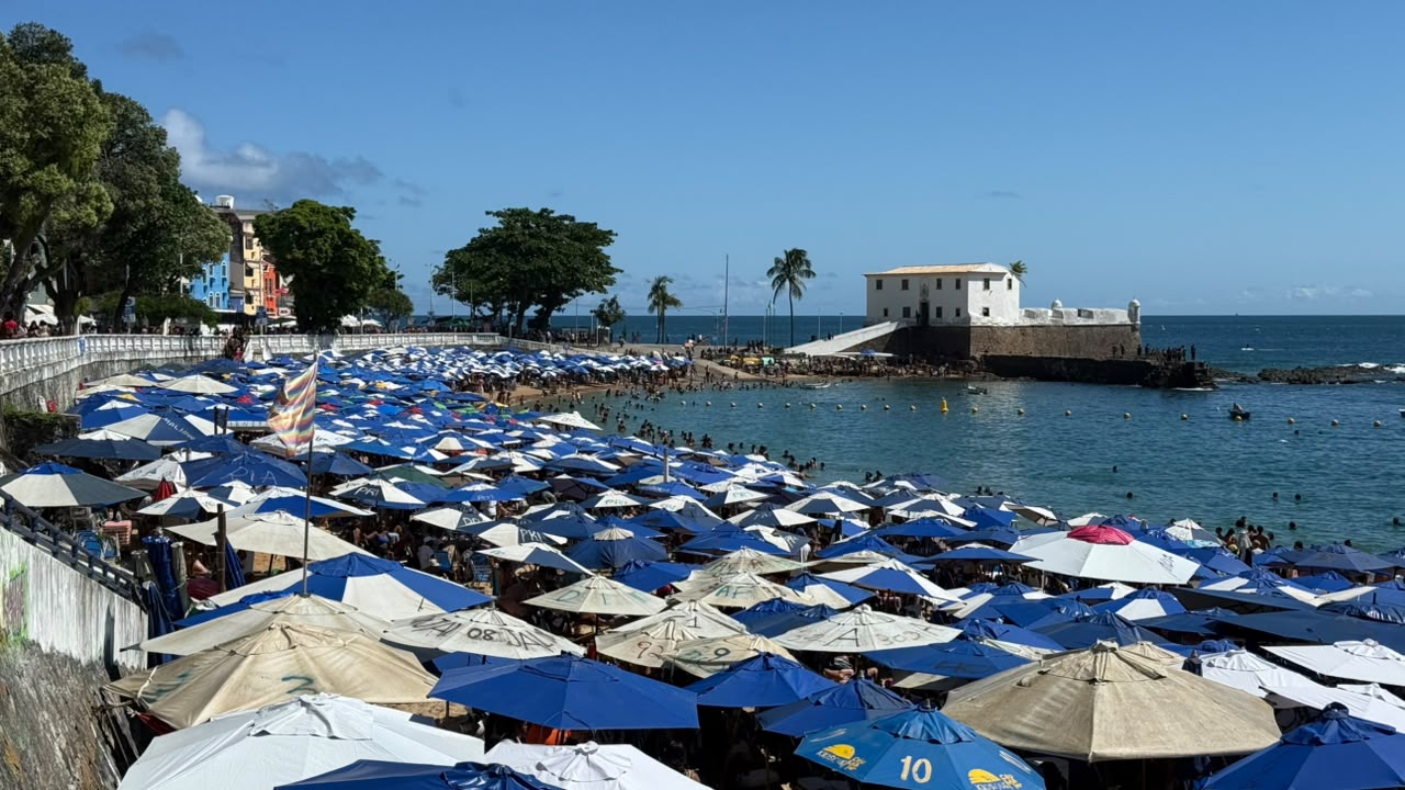 Com sensação térmica acima dos 30º C, banhistas lotam praia do Porto da Barra