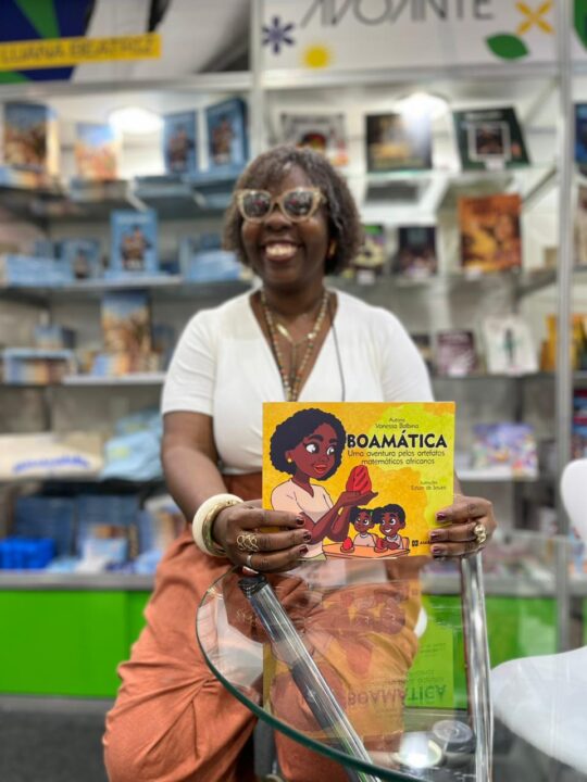 Professora radicada em Salvador lança livro infantil sobre matemática africana na Bienal de São Paulo