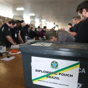 Quase 1 milhão de brasileiros no exterior estão aptos a votar nas eleições de 2026