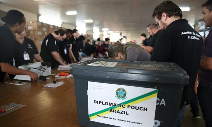 Quase 1 milhão de brasileiros no exterior estão aptos a votar nas eleições de 2026