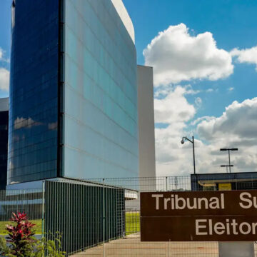 TSE julga decisão sobre publicações envolvendo Nossa Senhora Aparecida e Flavio Bolsonaro