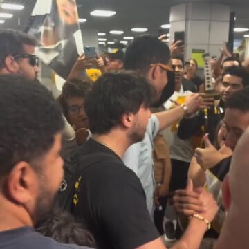 Candidato à Presidência Renan Santos é recebido por apoiadores no aeroporto de Salvador
