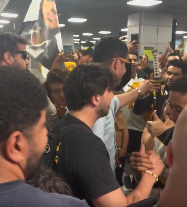 Candidato à Presidência Renan Santos é recebido por apoiadores no aeroporto de Salvador