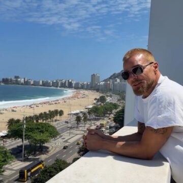 Ricky Martin surge na varanda do Copacabana Palace e faz fotos com fãs no Rio
