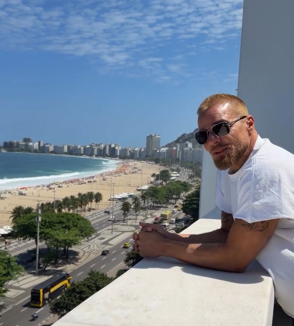 Ricky Martin surge na varanda do Copacabana Palace e faz fotos com fãs no Rio