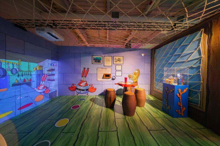 Exposição de Bob Esponja com mais de 50 itens é prorrogada em shopping de Salvador; saiba até quando