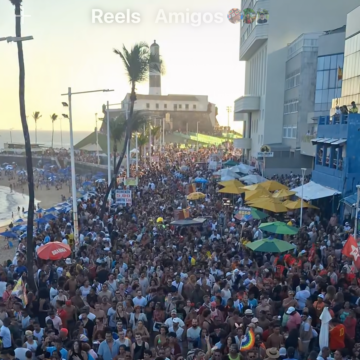 Parada do Orgulho LGBT+ reúne multidão no circuito Barra-Ondina neste domingo (6)