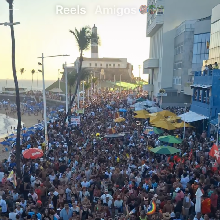 Parada do Orgulho LGBT+ reúne multidão no circuito Barra-Ondina neste domingo (6)