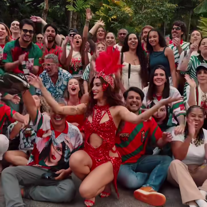 Em dia especial, Anitta aparece ao lado de Danilo Mesquita antes de coroação na Grande Rio