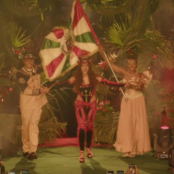 “Sempre sonhei, como qualquer menina do subúrbio do Rio, estar nesse lugar”, diz Anitta durante coroação na Grande Rio