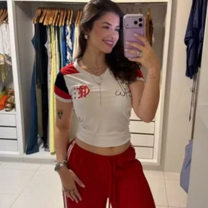 Influenciadora oferece R$ 2 mil por camisa de Paquetá esquecida em táxi, mas motorista recusa