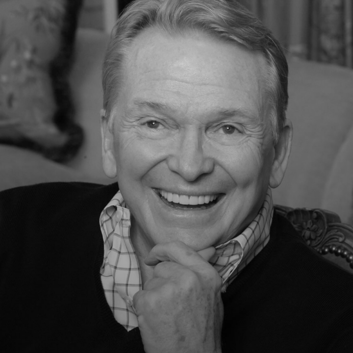 Morre aos 87 anos Bob Mackie, estilista responsável por looks icônicos de Cher