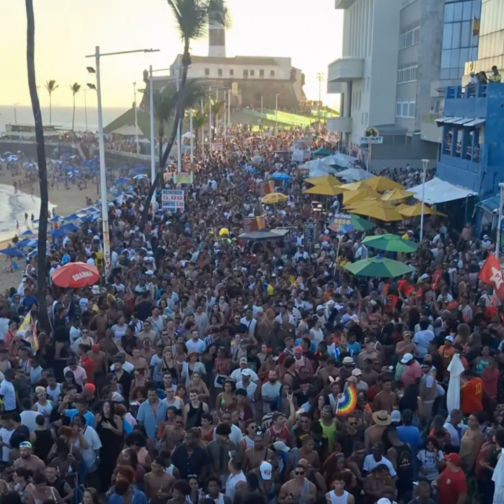 Parada LGBT+ lota Farol da Barra com 13 trios elétricos em Salvador