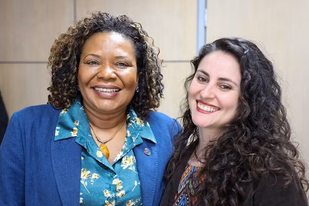 Doutora em Letras e poliglota: conheça Juliana Caetano, namorada de Margareth Menezes