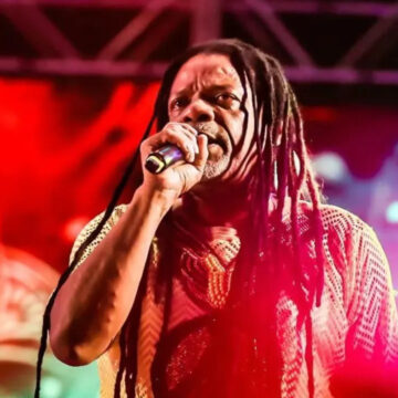 Filho do cantor Lazinho, do Olodum, morre aos 39 anos após acidente de moto