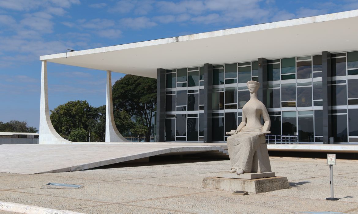 STF iguala licença-maternidade de mães biológicas e adotivas; veja o que muda