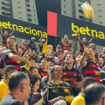 Homem compra todas as pipocas de ambulante em jogo de futebol e distribui entre os torcedores