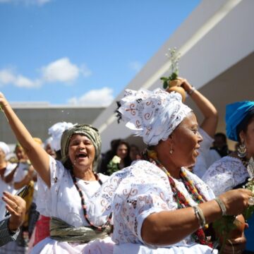 Ateus e praticantes de religiões de origem afro triplicam de tamanho, segundo novos dados do Censo 2022