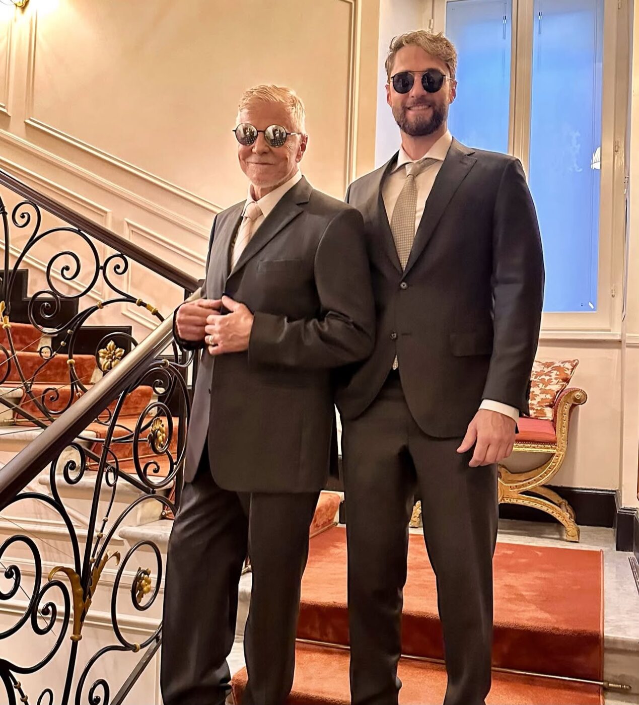 Miguel Falabella viaja a Roma com o namorado e participa de casamento de amigos