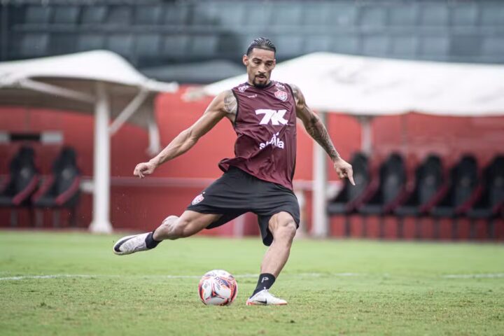 Vitória é punido pela Fifa com novo transfer ban por dívida de compra de Fabri