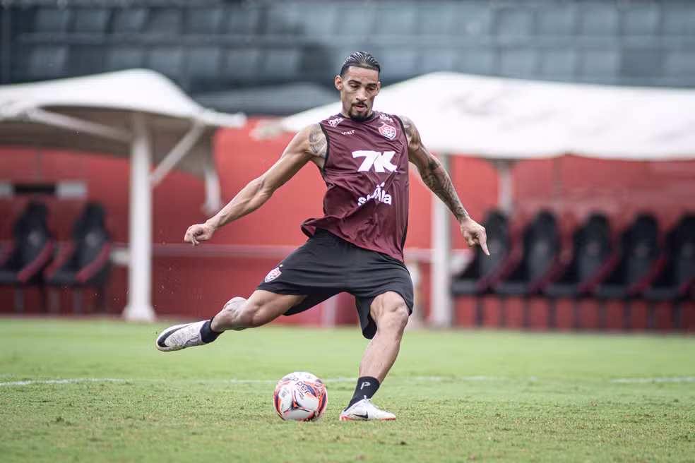 Vitória é punido pela Fifa com novo transfer ban por dívida de compra de Fabri