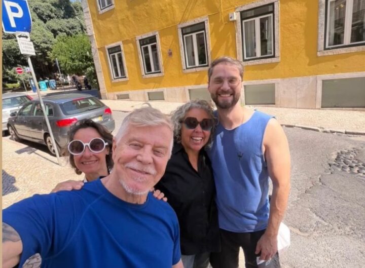 Aos 69 anos, Miguel Falabella posa com namorado durante passeio em Lisboa