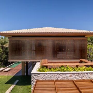 Casa de 638 m² na Praia do Forte, com muxarabis e integração com a natureza, é destaque na Casa e Jardim; veja fotos