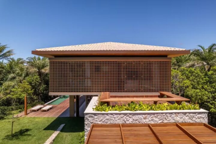 Casa de 638 m² na Praia do Forte, com muxarabis e integração com a natureza, é destaque na Casa e Jardim; veja fotos