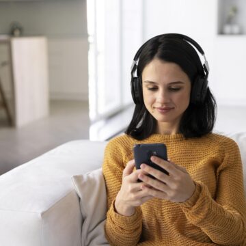 O que a psicologia diz sobre quem prefere escrever mensagens em vez de mandar áudios no WhatsApp