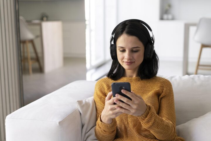 O que a psicologia diz sobre quem prefere escrever mensagens em vez de mandar áudios no WhatsApp